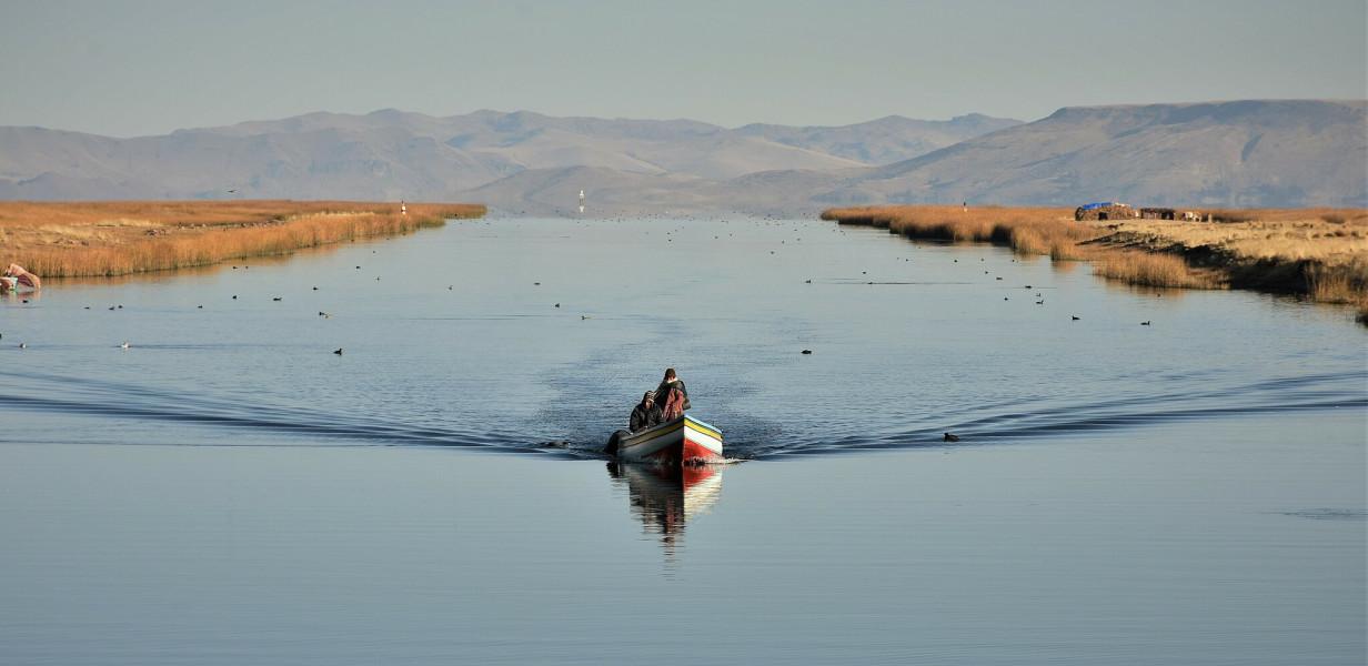 2048px-Titicaca Guaqui